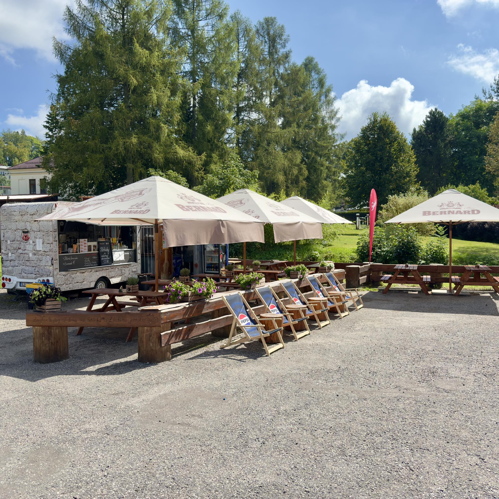 Kiosek Zlatý Potok — letní posezení u potoka